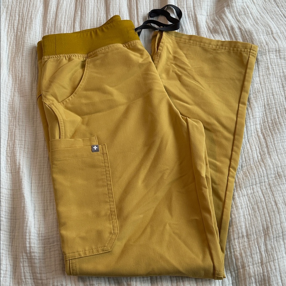 Figs Light Gold Scrub Set - Picture 3 of 4